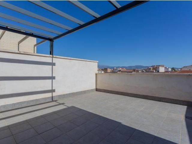 Adosada con grandes espacios, patios, terrazas y excelente ubicación en Churriana de la Vega