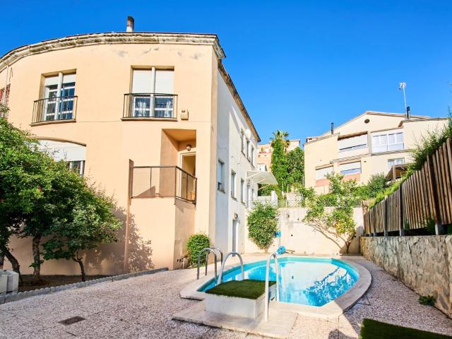 PAREADA CON PISCINA AL PRINCIPIO DE LA CUESTA DEL AQUAOLA