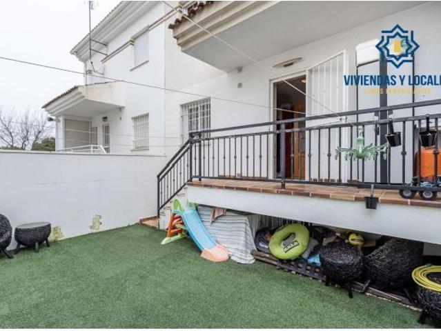 ADOSADA EN BELICENA. 18 PLACAS SOLARES ALTA EFICIENCIA ENERGÉTICA