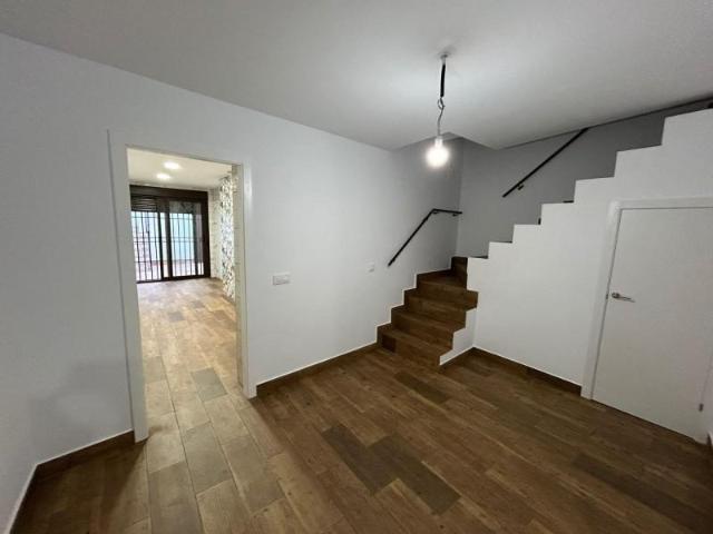 Adosada en venta en Brenes, Andalucia