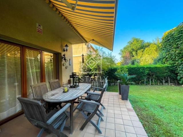 Adosada en venta en Girona, Palau