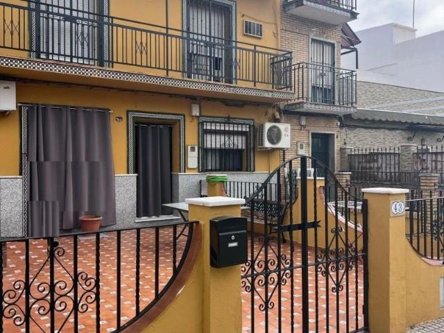 Adosada en venta en La Algaba, Andalucia