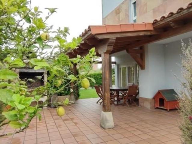 Adosada en venta en Santillana del Mar, Viveda