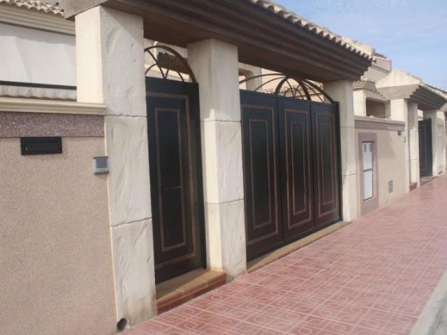 Adosada en venta en Torrevieja, Los altos