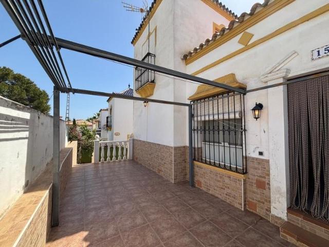 Adosada en venta en Torrevieja, Los altos