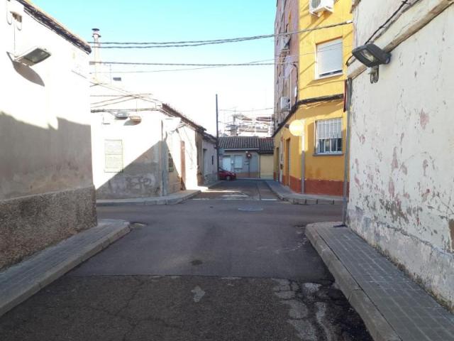 Adosada en venta en Zaragoza, Enlaces