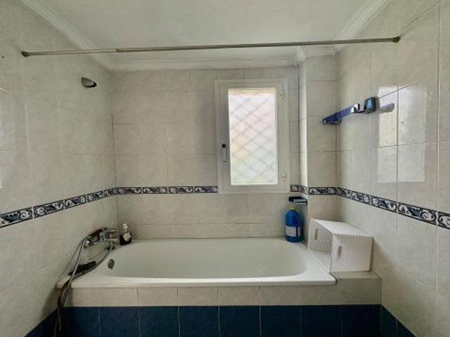 ADOSADO MUY BIEN ÚBICADO PARA REFORMAR CON MUCHAS POSIBILIDADES EN FUENGIROLA