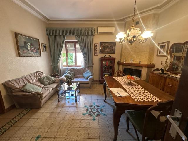 Adosado céntrico en venta – Amplio, luminoso y con chimenea