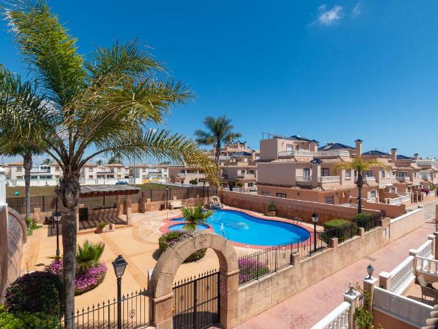 Adosado con 2 dormitorios y 2 baños, con piscinas comunitaria en zona Villamartin Orihuela Costa