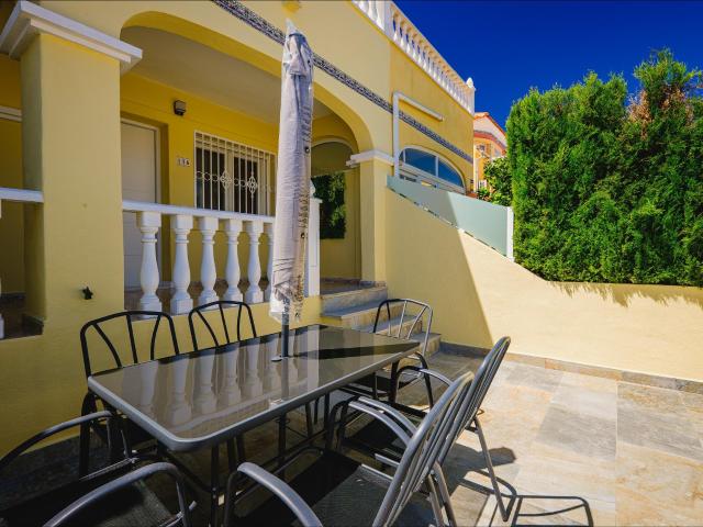 ADOSADO CON VISTAS AL MAR EN LAS FILIPINAS ORIHUELA COSTA. CON PISCINA. 3 DORM. 2 BAÑOS