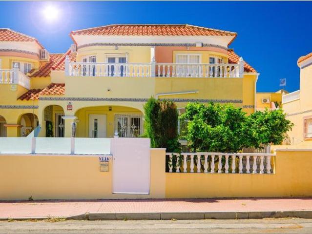 ADOSADO CON VISTAS AL MAR EN LAS FILIPINAS ORIHUELA COSTA. CON PISCINA. 3 DORM. 2 BAÑOS