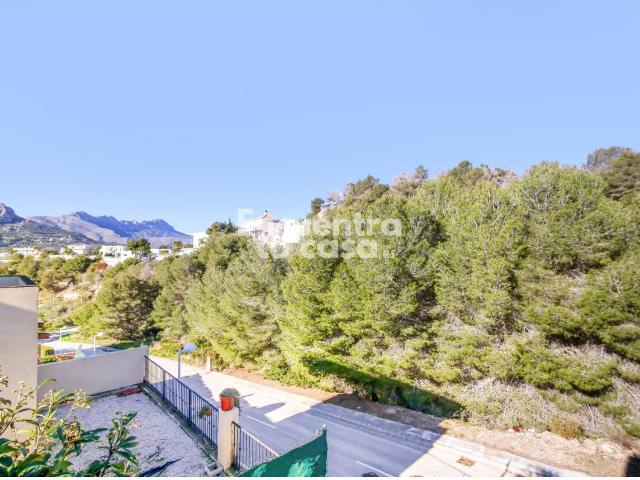 Adosado con esencia mediterránea, placas solares y vistas despejadas en Calpe!