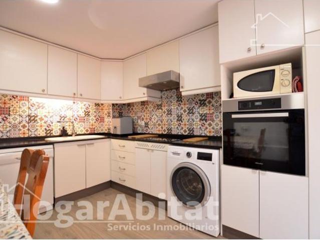 ADOSADO CON GARAJE, PISCINA, TERRAZA Y BARBACOA JUNTO A LA PLAYA