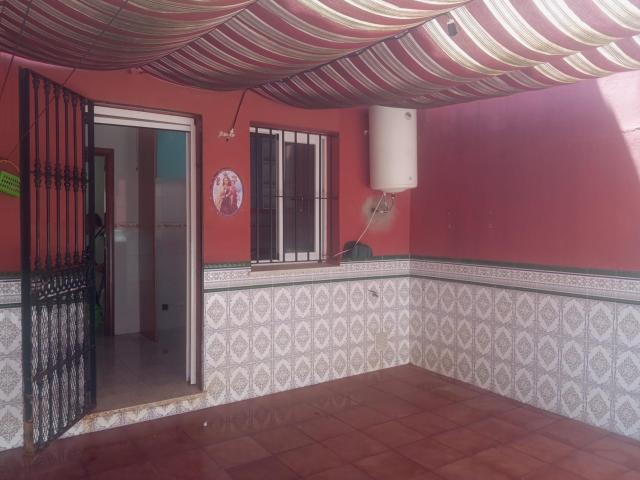 Adosado con garaje, terraza y patio en Los Alamillos – Algeciras