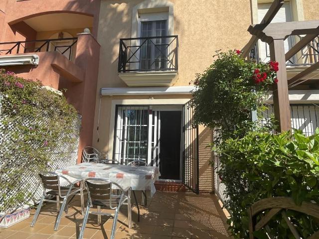 ADOSADO CON JARDIN EN URBANIZACION PRIVADA