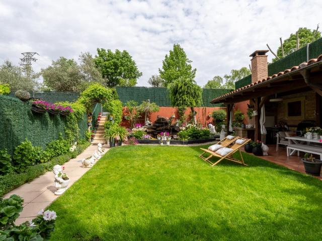 Adosado con jardín en Villamediana de Iregua