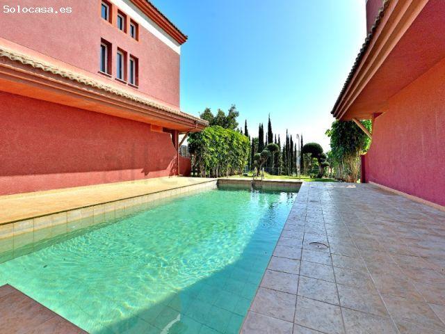 Adosado con jardín y piscina privada en El Higuerón, Benalmádena