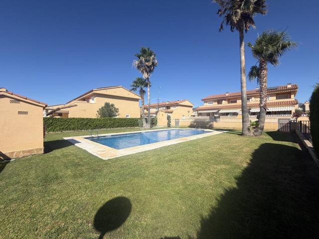 Adosado con piscina comunitaria