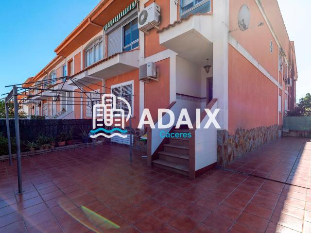 Adosado con Piscina en Venta en Cáceres