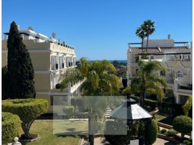 Adosado dúplex con terraza, solárium y vistas a piscina en zona tranquila