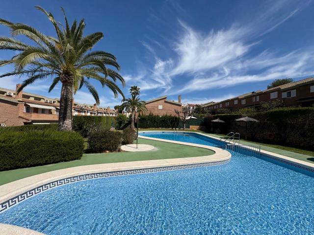 Adosado dúplex de 3 dormitorios con piscina y garaje en Alfaz del Pi