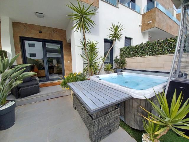 Adosado de 2 dormitorios 3 baños, solarium se encuentra en u. 89m² Orihuela Costa