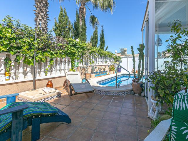 Adosado de 2 dormitorios 2 baños en Orihuela Costa La Regia Espectacular vivienda en esquina con piscina privada y vistas al mar por €299.000