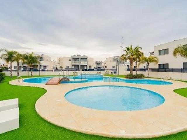 ADOSADO DE 3 DORMITORIOS 2 BAÑOS, PISCINA COMUNITARIA EN AGUAS NUEVAS TORREVIEJA