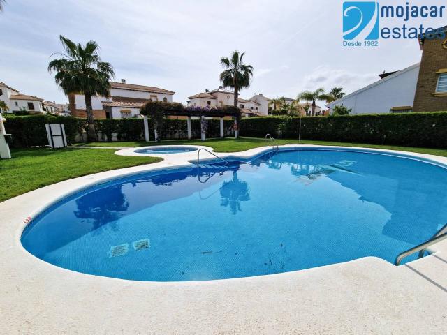 Adosado de 3 dormitorios en venta en la urbanización Al Andalus Villas, Vera Playa, Almería, con piscina y jardín comuni