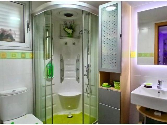 Adosado de 3 habitaciones, jardín, parking privado y gran piscina comunitaria a pocos metros de la P