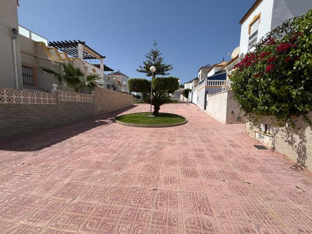 Adosado de 4 dormitorios, 2 baños en Los Altos Orihuela Costa con 2 Piscinas, Solárium y Gran Sótano