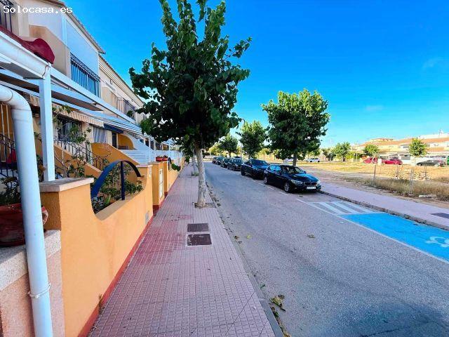 Adosado de 4 dormitorios en Los Alcázares con garaje para 2 coches y gran terraza