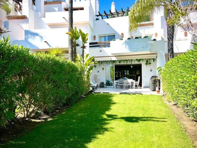 Adosado de 4 dormitorios en la prestigiosa urbanización Villas de Costalita en Estepona