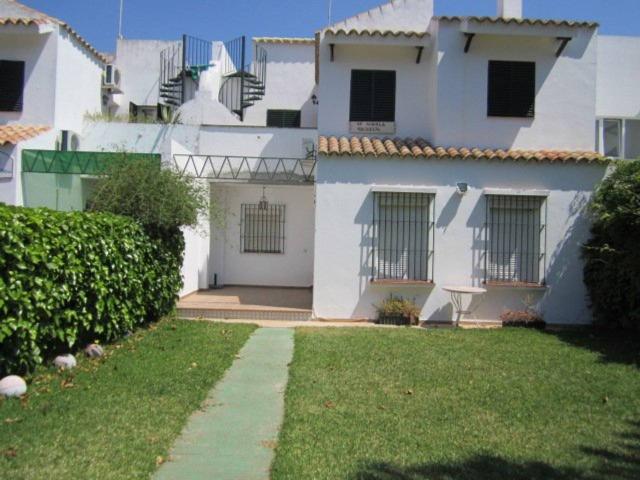 ADOSADO DE 4 DORMITORIOS Y DOS BAÑOS CON JARDÍN EN ALQUILER DE TEMPORADA EN EL ESPIRITU SANTO DE SANLUCAR DE BARRAMEDA