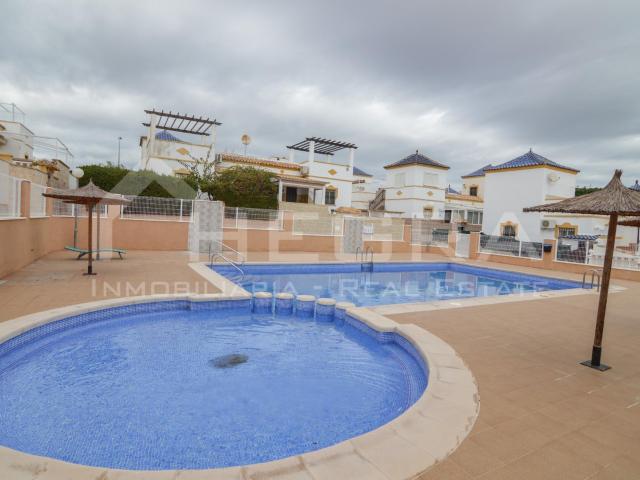 ADOSADO EN ESQUINA CON SOLÁRIUM, GARAJE Y PISCINA – LOS ALTOS, TORREVIEJA
