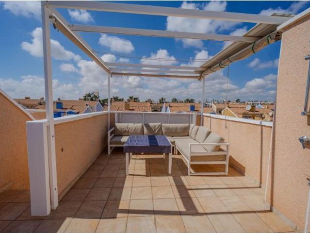 Adosado en esquina con solárium y piscina climatizada en Vista Azul – Lomas de Cabo Roig