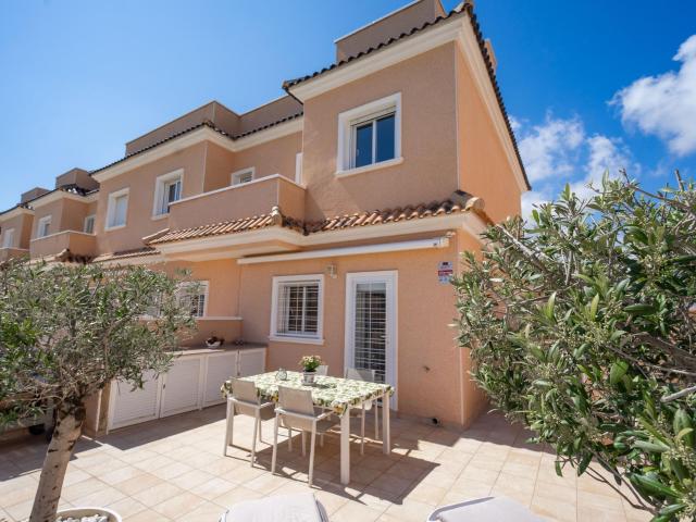 Adosado en esquina con solárium y piscina climatizada en Vista Azul – Lomas de Cabo Roig