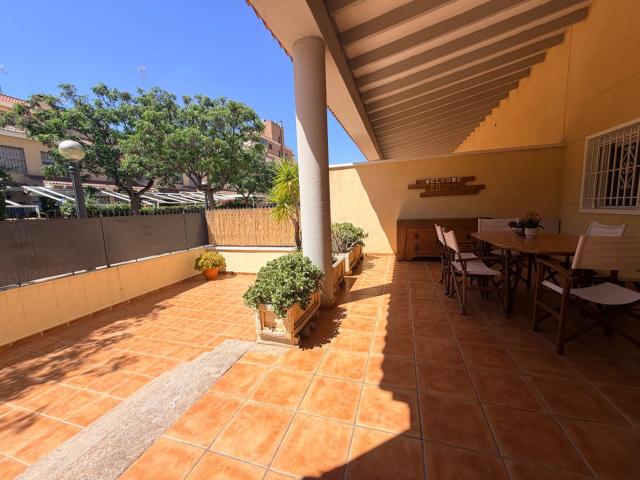 ADOSADO EN PLANTA BAJA TRAVALÓN