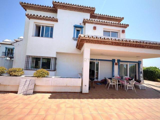Adosado en primera línea de mar en Estepona Este