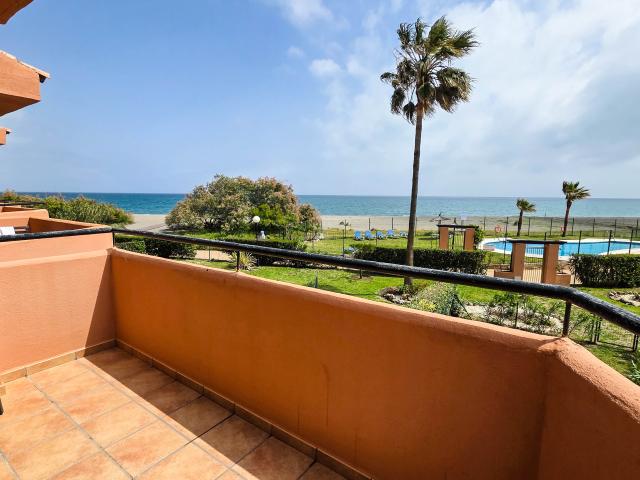 Adosado en Primera Línea de Playa con Jardín Privado y Vistas Panorámicas al Mar en Manilva Beach