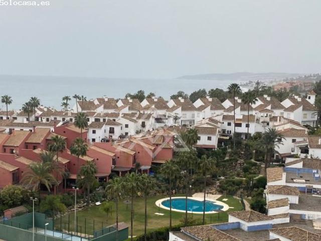 Adosado en primera línea de playa, urbanización Bahía Azul, Estepona Oeste