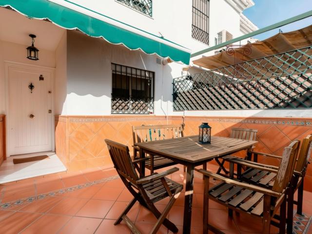 Adosado en Tomares con patio, 4 dormitorios y excelente ubicación