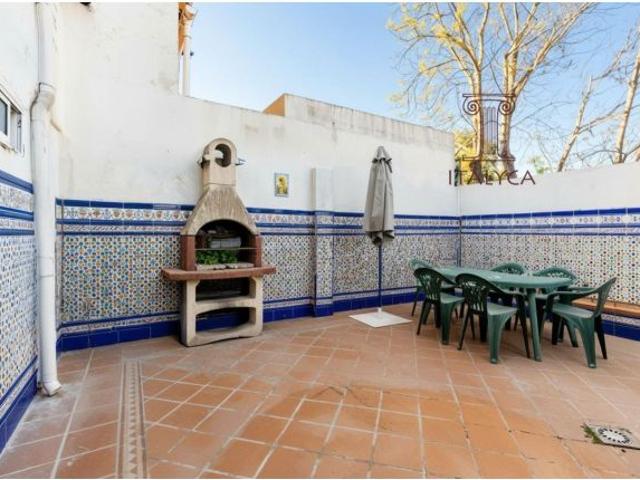 Adosado en Tomares con patio, 4 dormitorios y excelente ubicación