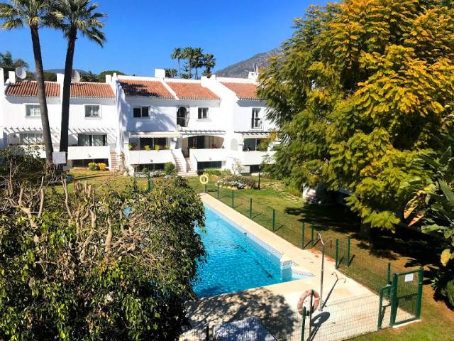 Adosado en venta en Nueva Andalucia, Marbella