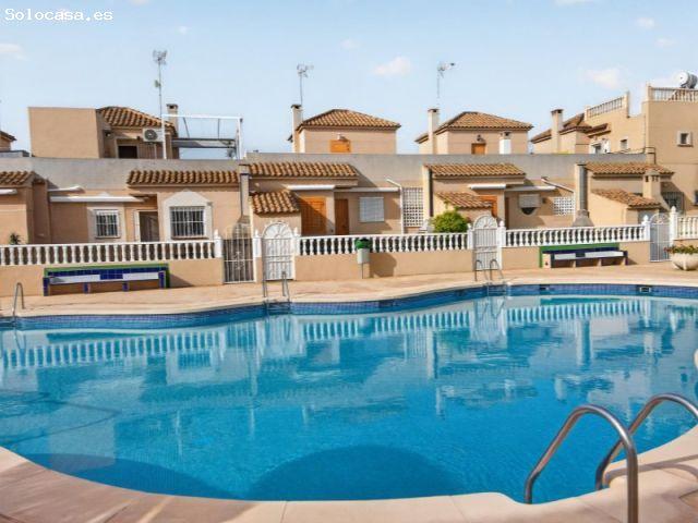 ADOSADO ESQUINERO CON AMPLIO JARDÍN Y SOLÁRIUM EN TORREVIEJA