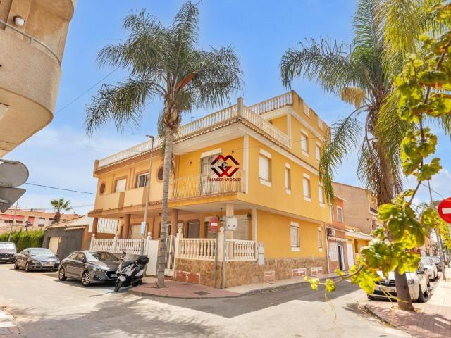 Adosado Premium a 200m de Playa de la Concha: 4 Plantas, Garaje y Solárium en Los Alcázares