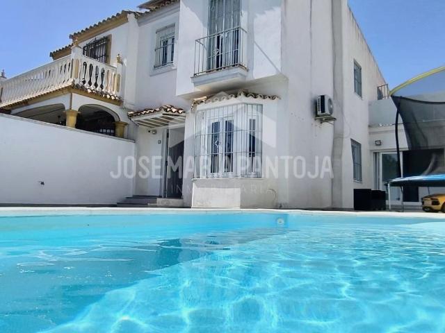 ADOSADO REFORMADO CON PISCINA