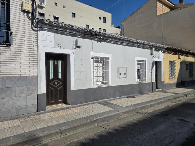 Adosado reformado con terraza de 8 m2. Distribuido en dos dormitorios, salón estar con cocina semi integrada y baño