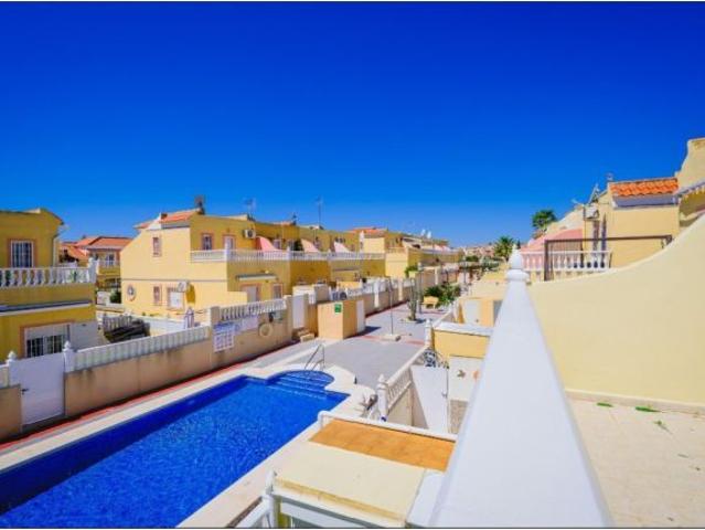ADOSADO TOTALMENTE REFORMADO CON VISTAS PANORÁMICAS AL MAR, GRANDES TERRAZAS Y PISCINA EN LAS FILIPI