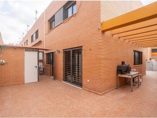 ADOSADO ZONA AYUNTAMIENTO HUÉRCAL DE ALMERÍA: 5 HABITACIONES + 3 BAÑOS + COCINA EQUIPADA + PISCINA